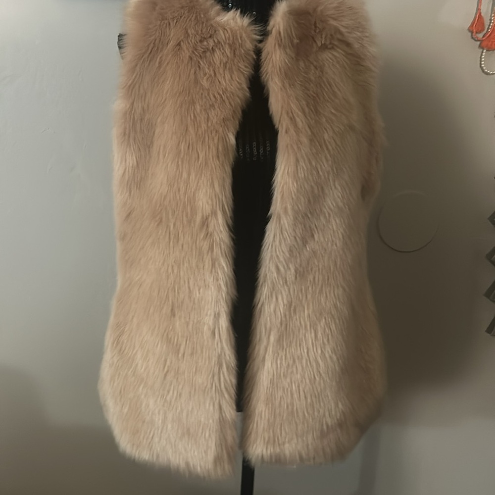 🎉3X HOST PICK🎉 Bagatelle Chic Faux Fur Vest in Blush - Picture 2 of 7